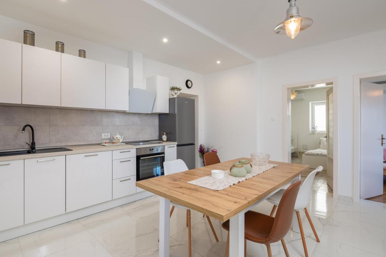 Blue Lagoon Beach Apartments Dugi Rat Exterior photo