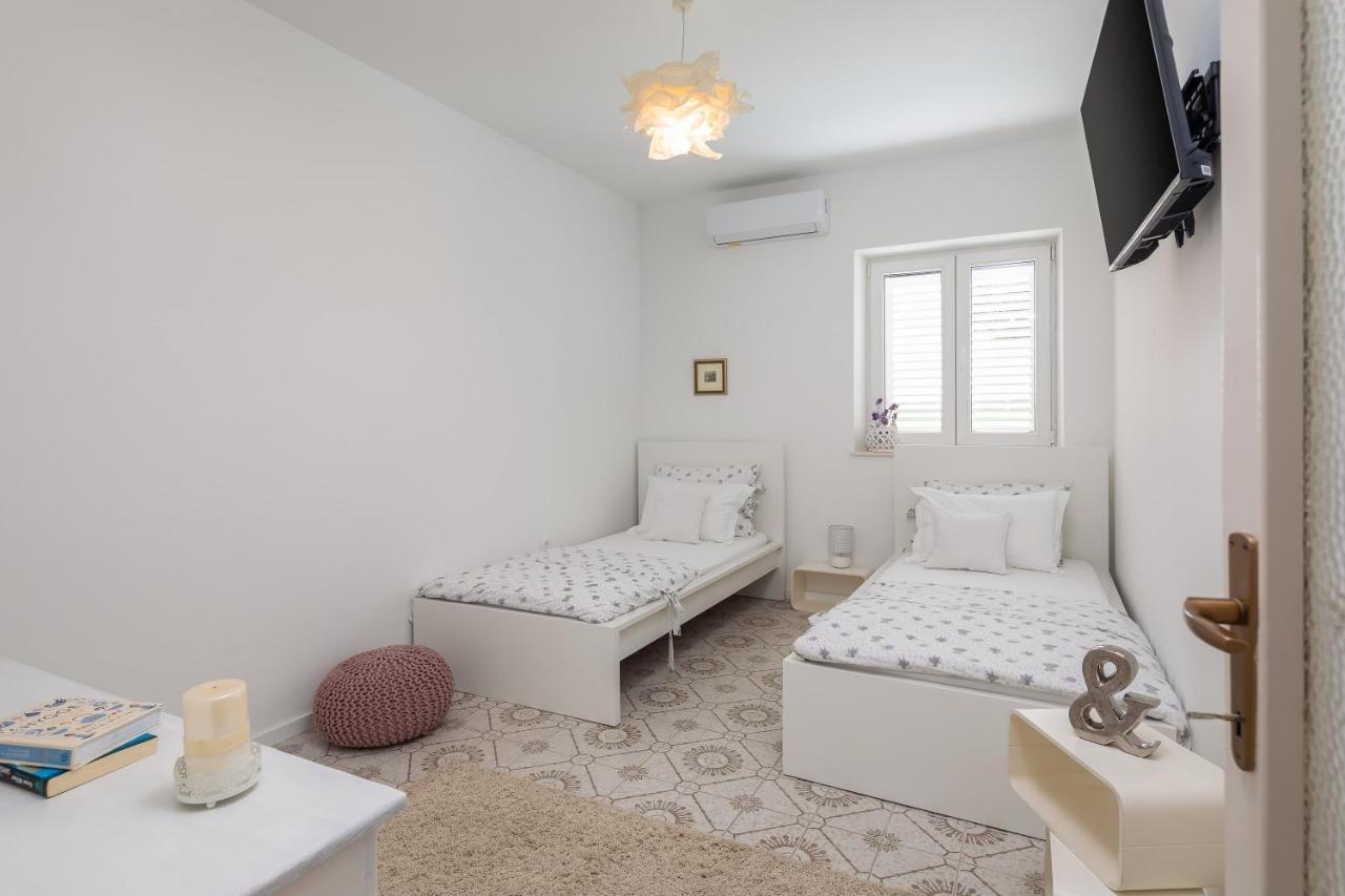 Blue Lagoon Beach Apartments Dugi Rat Exterior photo